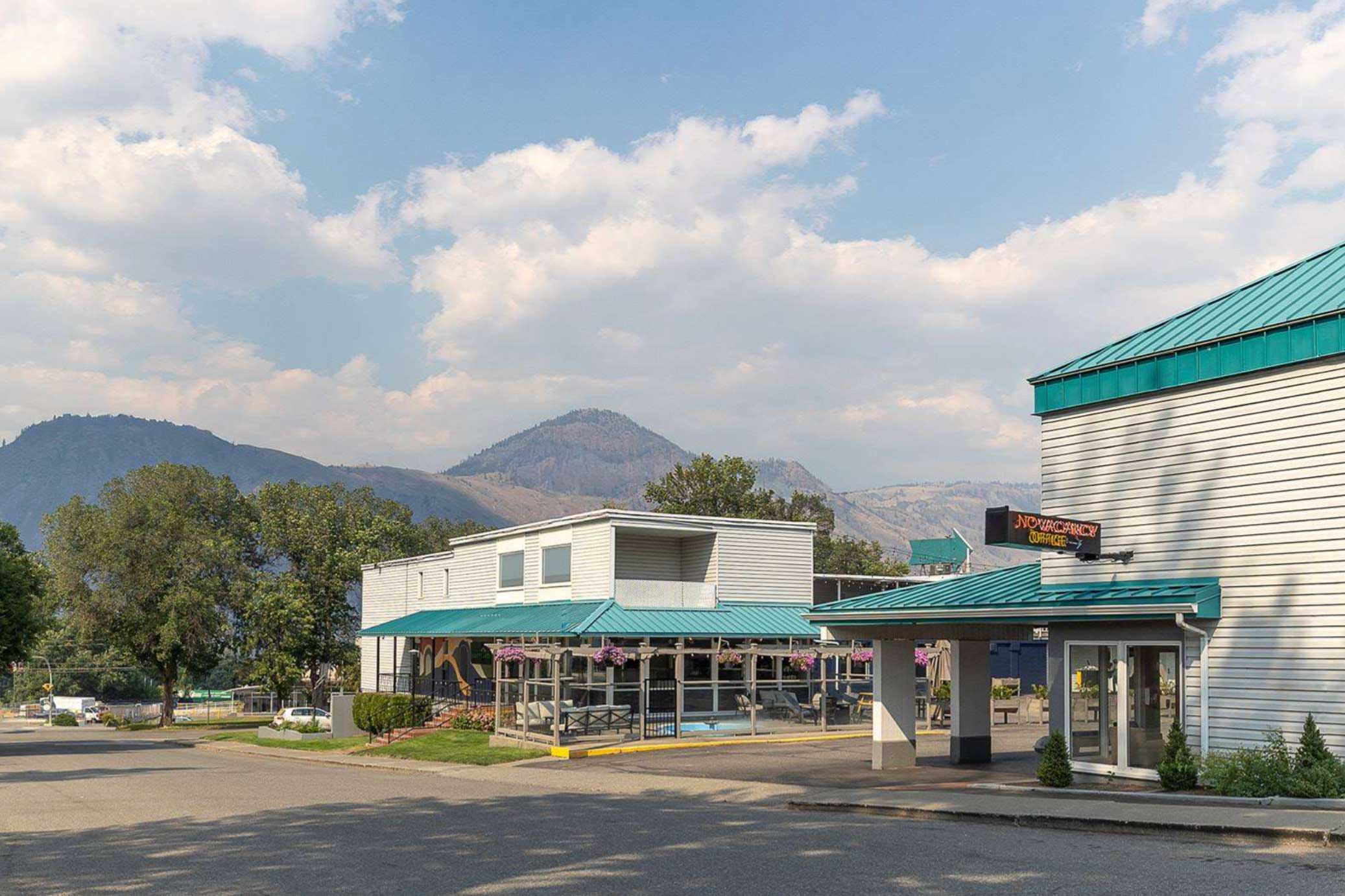 The outer view of the Scott's Inn & Suites building.